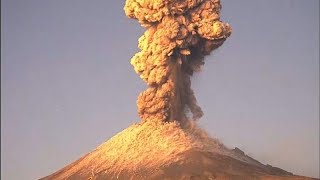 Impresionante explosión del volcán mexicano Popocatépetl [upl. by Brott]