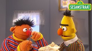 Ernie deelt dropveter  Bert amp Ernie  Sesamstraat [upl. by Odlonra]