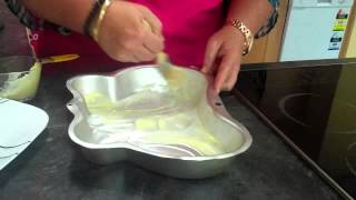 Cake Decorating Central shows you How to use a Wilton Tin Pt 1 [upl. by Aical626]