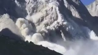 Gigantischer Bergsturz in Graubünden Eine Lawine aus Stein Wasser und Erde überrollte das Dorf [upl. by Gurtner890]