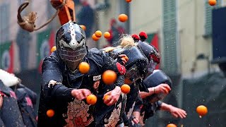 Carnevale di Ivrea la quotBattaglia delle Arancequot [upl. by Nibbs]